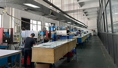 <p>둥관시 Shipai 타운의 Lijiafang 산업 지역에 위치한 Coolnice는 최신 유행의 고품질 실리콘 제품을 생산하는 약 450명의 직원이 근무하는 13,000m2 규모의 작업장을 갖춘 시설을 보유하고 있습니다.</p><p><br/></p><p>첨단 CNC 3세트, 방전가공기(EDM) 3세트, 유압성형기 52세트, 자동인쇄기 75세트 등 고객에게 고품질의 제품을 제공하기 위한 고정밀 장비로 쿨나이스는 품질도 보장합니다. 먼지 없는 작업장을 통해 식품 등급 제품을 생산합니다.</p><p><br/></p><p>Coolnice는 관리, 엔지니어링, 현장 운영을 전문으로 하는 전문적이고 경험이 풍부한 팀을 제공합니다.</p><p><br/></p>